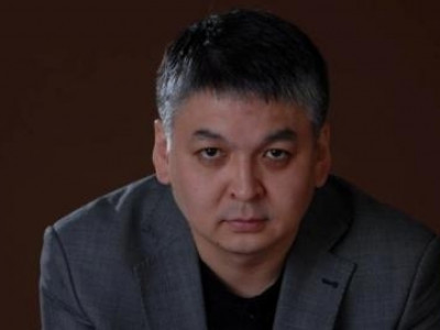 Елімізге танымал журналист комаға түсті