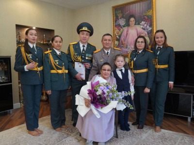 Әскерилер Бибігүл Төлегенованы Жеңістің 80 жылдығымен құттықтады