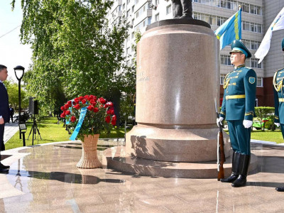 Үкімет басшысы Талғат Бигелдиновтің ескерткішіне гүл шоқтарын қойды
