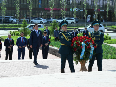 Мәжіліс төрағасы Бауыржан Момышұлының ескерткішіне гүл шоқтарын қойды