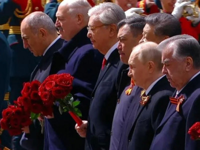 Тоқаев Белгісіз жауынгердің бейітіне гүл шоғын қою рәсіміне қатысты