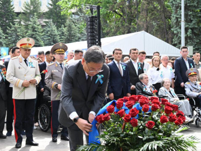 Алматы әкімі Мәңгілік алауға гүл шоқтарын қойды