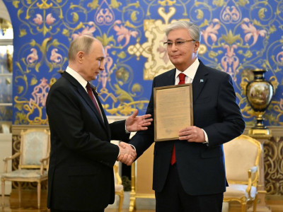 Ресей президенті Қасым-Жомарт Тоқаевқа әкесіне арналған марапаттау парағын табыстады