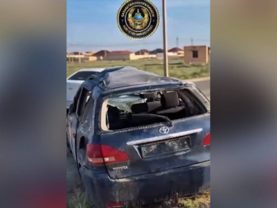 «Бірнеше рет аударылған»: Маңғыстауда 5 жасөспірім жол апатына түсті