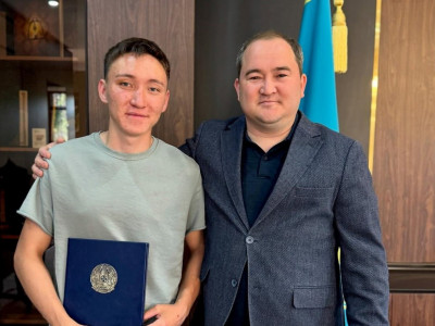 Әкім 5 жастағы баланы құтқарған студентке ақшалай сыйлық табыстады