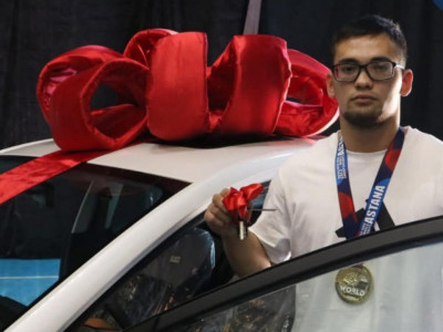 Парадзюдодан әлем чемпионы атанған балуанға көлік мінгізді