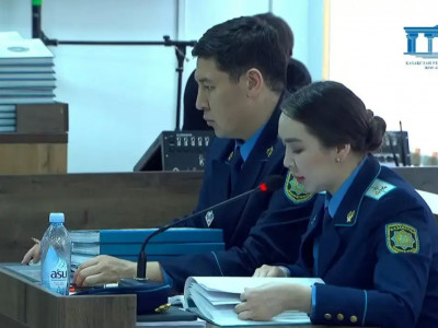 «Менің бауырым қайтыс болды, ал бұл күліп отыр»: Тергеу кезінде Шерзаттың ағасы мен айыпталушы арасында жанжал болған