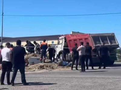 Атырауда КамАЗ жеңіл көлікпен соқтығысып, бір адам қаза тапты