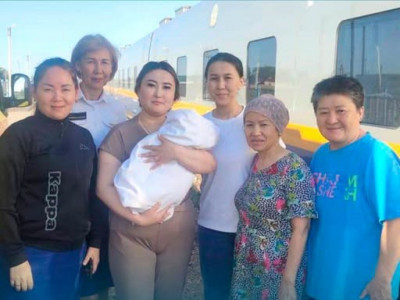 Пойызда жолсеріктер жүкті әйелді босандырып алды