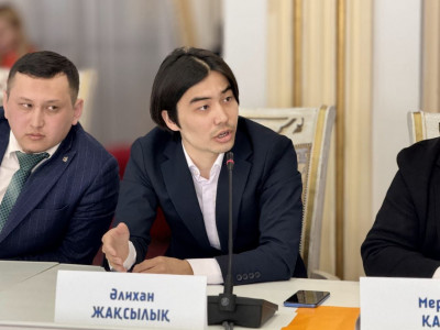 "Өмір бойы ай сайын 500 доллар алады":  Жазушы Әлихан Жақсылық «Mecenat.kz» әдеби байқауының жеңімпазы атанды