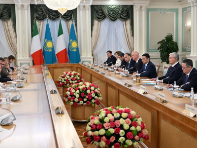 Президент Италия Министрлер Кеңесінің төрағасымен кеңейтілген құрамда келіссөз жүргізді