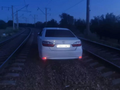 Түркістанда жүргізуші көлікті темір жолға тастап қашып кеткен