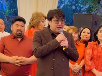 «Саған да бір продюсер керек»: Мейрамбек Беспаев Ақбота Керімбекованың ұлының тойында жаңылысып, көпшілікті күлдіртті