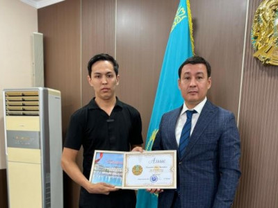 Ақтау әкімі теңізге батып бара жатқан жасөспірімді құтқарған даяшы жігітті марапаттады