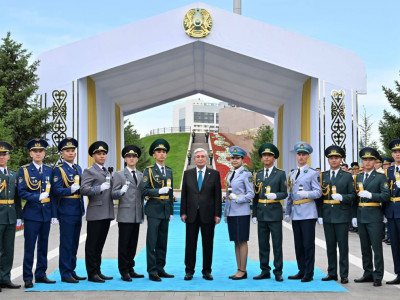 Әскери оқу орындарының үздік түлектері Мемлекет басшысының қолынан офицерлік шен алды