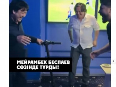 Мейрамбек Беспаев Әбдіжаппар Әлқожаға самокат сыйлады