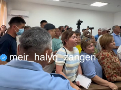 «Абзал, қой, Құдайдан қайтсын»: Сотталушылар үкім оқылғаннан кейін төбелесіп қалды (ВИДЕО)