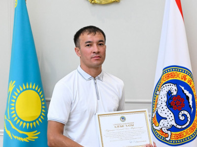 "Мұны марапат үшін жасамадым": Алматы әкімдігі өрт кезінде төртінші қабатқа "өрмелеп" шыққан тұрғынды марапаттады