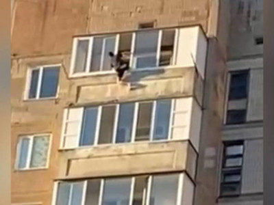 Қарағандыда 9-қабаттың балконынан секірмек болған ер адам құтқарылды