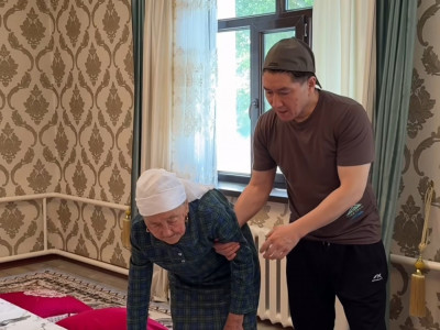 "Негізі анам 89 жаста, бірақ өзін 94-темін дейді": Сәкен Майғазиев анасы туралы әсерлі жазба жариялады
