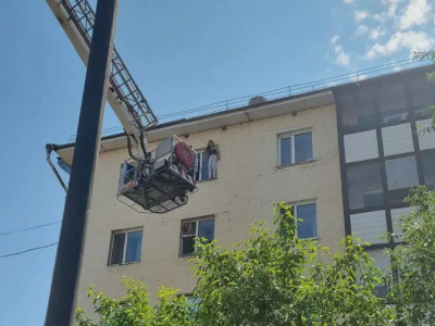 Елордада құтқарушылар 5-қабаттан секірмек болған қызды аман алып қалды