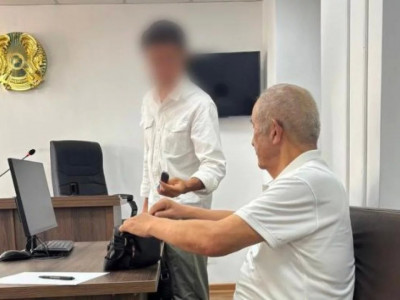 «2 млн теңге мен көлігінің кілтін берді»: Мұқағали Мақатаевтың ұлы әкесін "сорлы еркекке" теңеген блогерге кешірім берді
