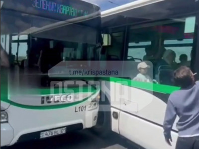 Астанада Министрліктер үйі жанында екі автобус соғылды