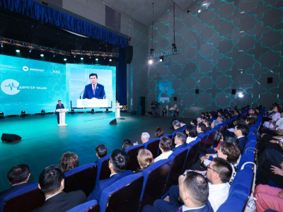 «Сіздер – бейбіт күннің батырларысыздар»: Ерлан Қошанов «Дәрігер Talks» алаңында медицина қауымдастығымен кездесті