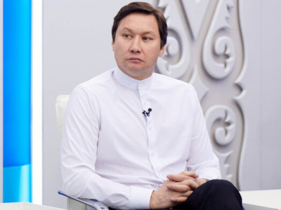«Әкем өмірден өткенде өлімнің бар екенін түсіндім»: Азамат Сатыбалды марқұм ата-анасы туралы айтты