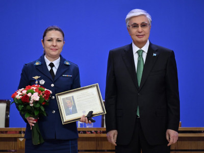 Президент 500-ден астам қылмыстық істі ашқан әйел полицейді марапаттады