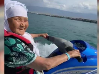 «Өзім үшін өмір сүріп жүрмін»: Гидроцикл жүргізіп, ел аузына іліккен 82 жастағы әжей өмірі туралы сыр шертті