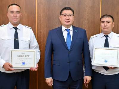 Абай облысында 7 жастағы баланы іздеп тапқан полицейлер марапатталды