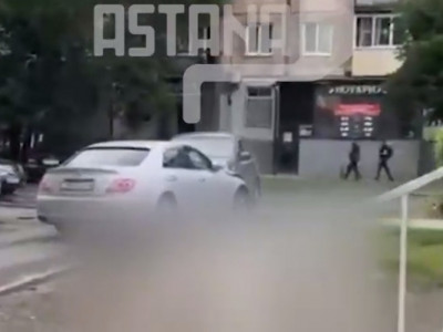 Өскеменде жүргізуші аулада тұрған алты көлікті соққан