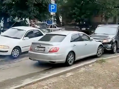 Өскеменде аулада тұрған алты көлікті соққан жүргізуші қамалды