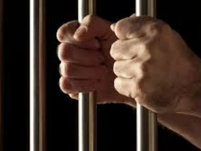 Павлодарда мектеп оқушыларына вейп сатқан топ ұсталды