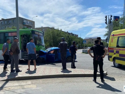 Атырауда автобус пен жеңіл көлік соқтығысып, төрт адам зардап шекті