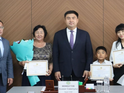 Желіде үлгілі ісімен танымал болған оқушы әкімнен алғыс алды (ВИДЕО)