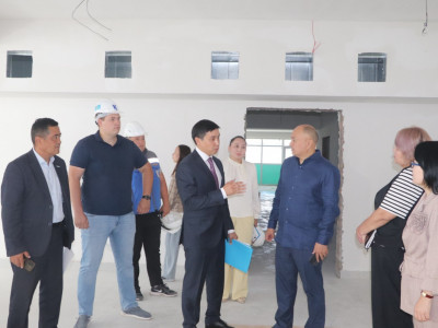 Мәжіліс депутаты Өскемендегі жаңа мектептің құрылыс жұмысын тексерді