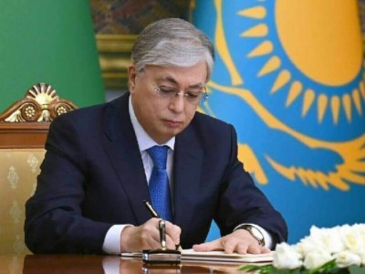 Жол сапасын жақсарту, инватакси жобасын қолдау: Президент бірнеше заңға өзгерістер енгізді