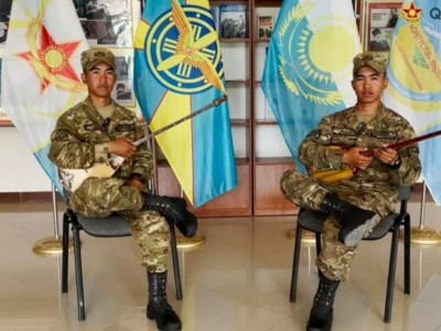 Әскер қатарында жүрген егіздер күй тартып, көпшілікті тәнті етті