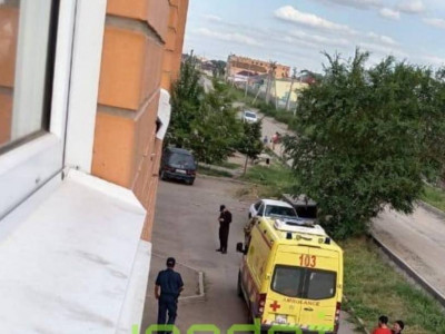 Қосшыда 8 жастағы қыз төртінші қабаттан құлап, көз жұмды