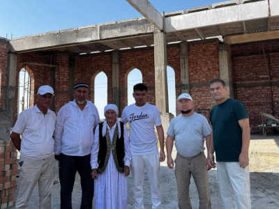 «Еш жерде жарияламайды»: Жазира мен Жанболаттың ұлы Аралда салынып жатқан мешітке қаржылай көмектесті