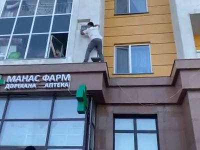 Астана тұрғыны терезеден құлағалы тұрған баланы құтқарып қалды