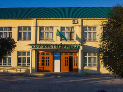 Алматы облысында бір ауылдың балалары дүкенде оқуға мәжбүр