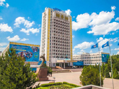 ҚазҰУ студенті ректорлық ғимараттың 14-қабатынан құлап кетті