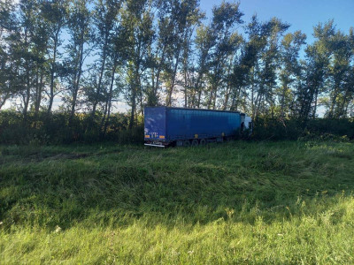 СҚО-да жүк көлігінің жүргізушісі тасжолда есінен танып, апатқа ұшырады