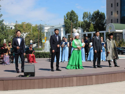 Абай алдында