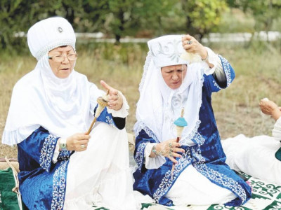 Қала жастары сиыр сауып, жүн түтті
