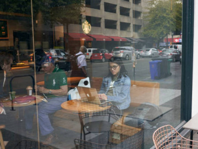 Starbucks Korea кофеханада оқуға немесе жұмыс істеуге шектеу қоймақ