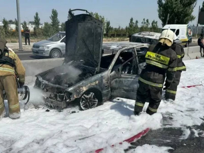 Алматыдағы Алтын Орда базары маңында көлік өртеніп кетті